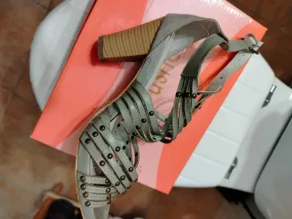 Zapatos de tacón grises con detalles dorados