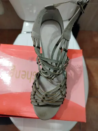 Zapatos de tacón grises con detalles dorados