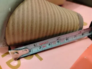 Zapatos de tacón grises con detalles dorados