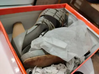 Zapatos de tacón grises con detalles dorados