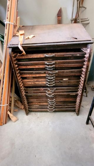 Mueble antiguo de madera con cajones