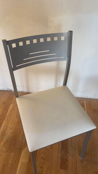 Conjunto de 3 Sillas y Taburete