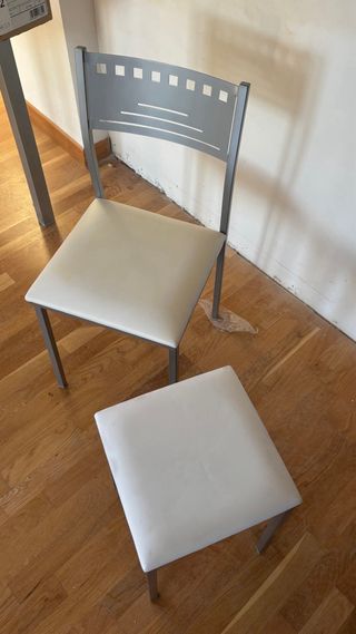 Conjunto de 3 Sillas y Taburete