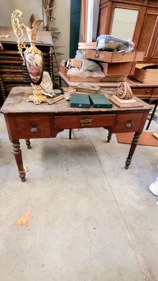 Mesa antigua de madera con detalles dorados