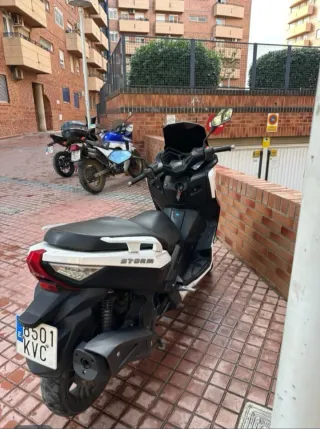 Maxi Scooter Negra wottan storm 125