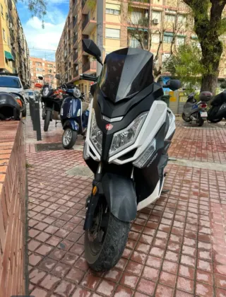 Maxi Scooter Negra wottan storm 125