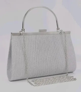 Sandalias y bolso de fiesta plateados