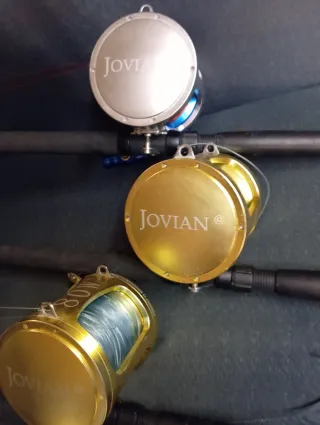 3 Cañas y carretes de pesca. De altura.