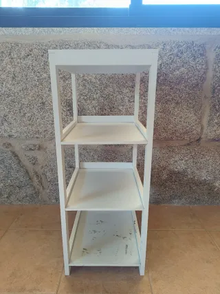 Estantería blanca de madera de pino