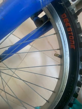 Bicicleta de montaña azul