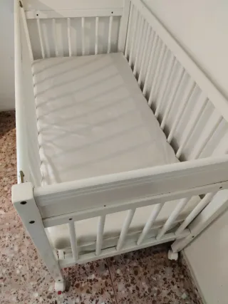 Cuna de madera blanca con cajones