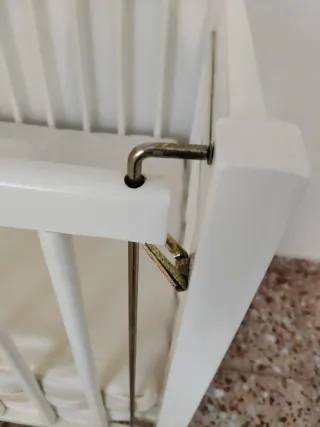 Cuna de madera blanca con cajones