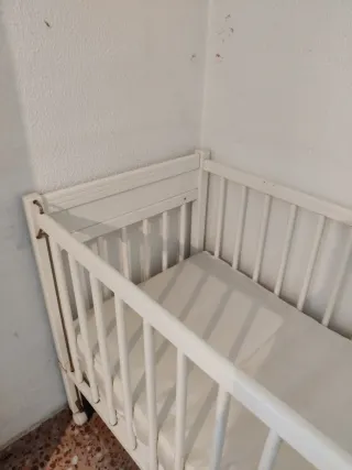 Cuna de madera blanca con cajones