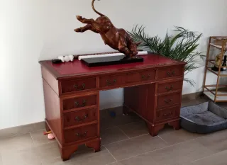 Escritorio antiguo de madera y cuero