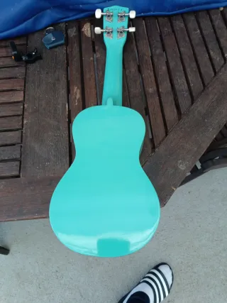 Ukelele azul con afinador y púa