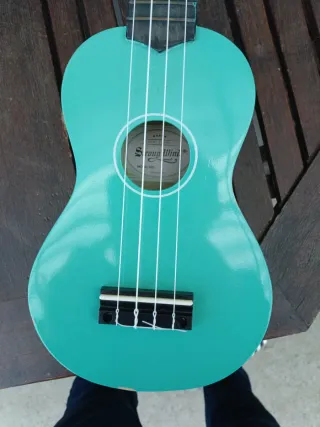 Ukelele azul con afinador y púa