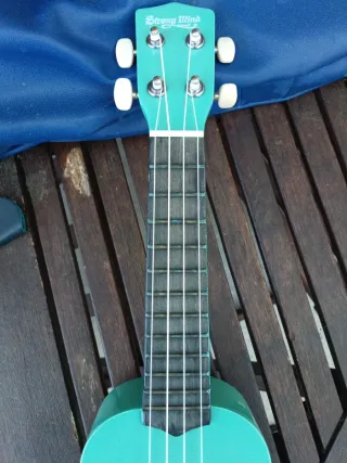 Ukelele azul con afinador y púa