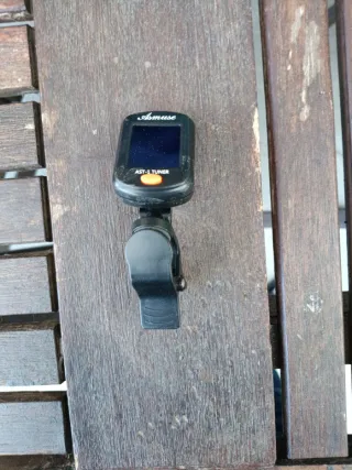 Ukelele azul con afinador y púa