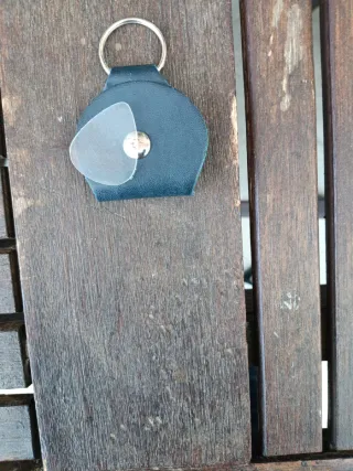 Ukelele azul con afinador y púa