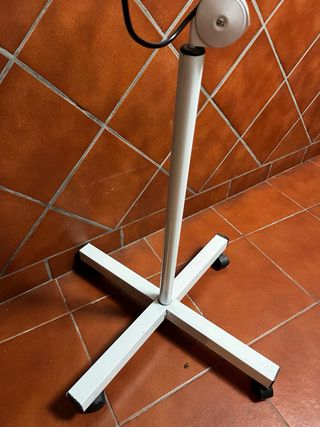 Lámpara de aumento estética blanca, con luz