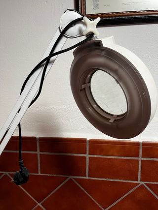 Lámpara de aumento estética blanca, con luz
