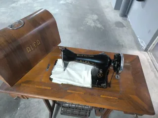 Máquina de coser Alfa antigua
