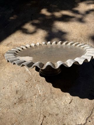 Bandeja antigua de aluminio con borde ondulado