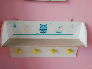 Colgador infantil con estantería