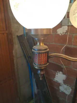 Lámpara de pie dorada con 5  funciona perfectament