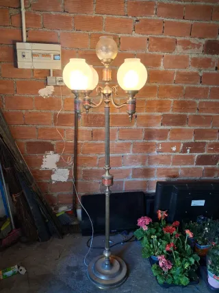 Lámpara de pie dorada con 5  funciona perfectament