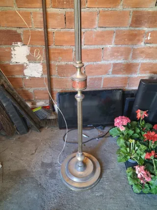 Lámpara de pie dorada con 5  funciona perfectament