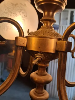 Lámpara de pie dorada con 5  funciona perfectament