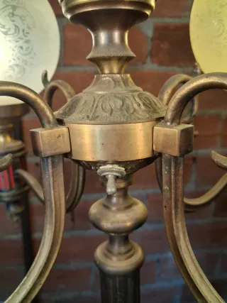 Lámpara de pie dorada con 5  funciona perfectament