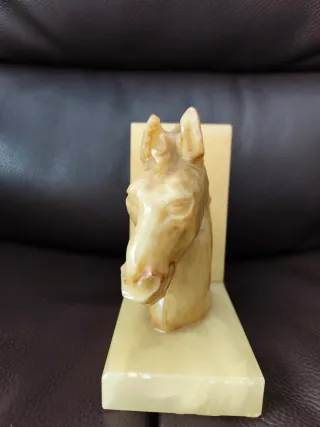 Sujetalibros de alabastro con caballo