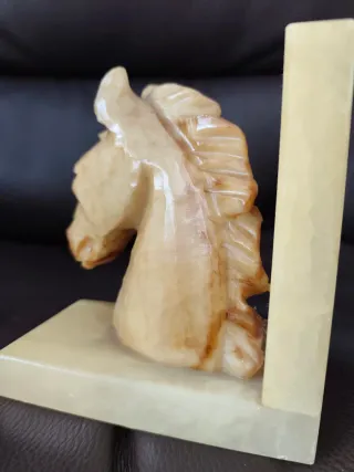 Sujetalibros de alabastro con caballo