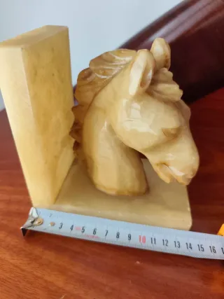 Sujetalibros de alabastro con caballo