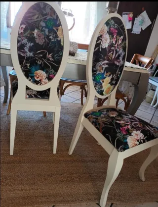 Sillas Isabelinas Blancas con Estampado Floral