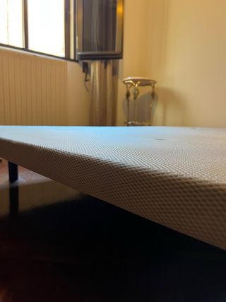 Base tapizada con patas metálicas 150x190cm