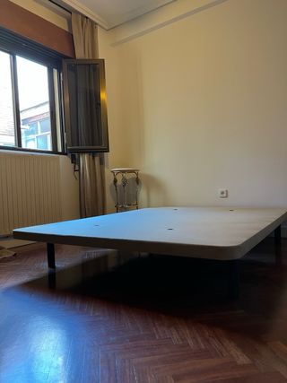 Base tapizada con patas metálicas 150x190cm