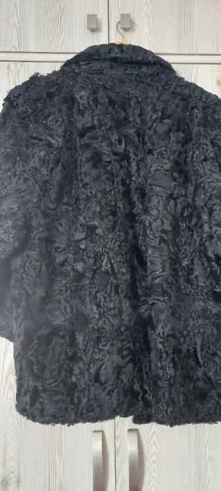 Abrigo de astracán negro hecho a medida.