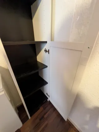 Librería Billy Ikea con puerta