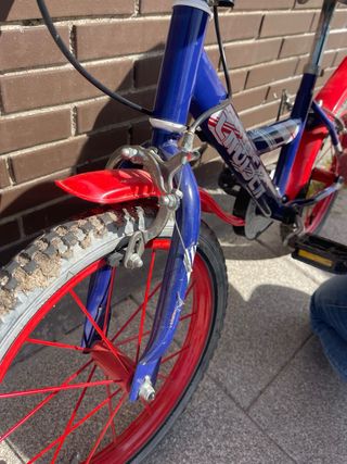 Bicicleta infantil azul y roja