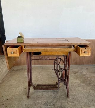 Máquina de coser Alfa con mueble