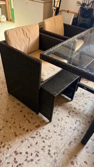 Mesa y 4 sillas ratán con cojines