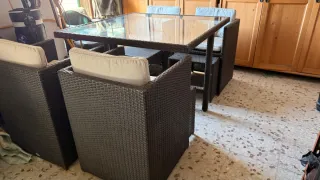Mesa y 4 sillas ratán con cojines