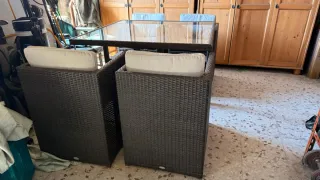 Mesa y 4 sillas ratán con cojines