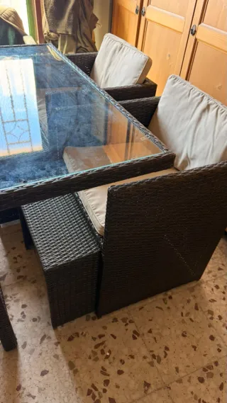 Mesa y 4 sillas ratán con cojines