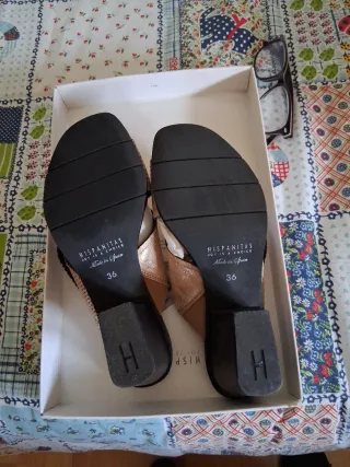 Sandalias tacón beige y dorado Hispanitas