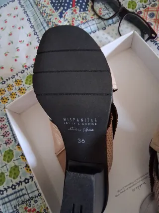 Sandalias tacón beige y dorado Hispanitas