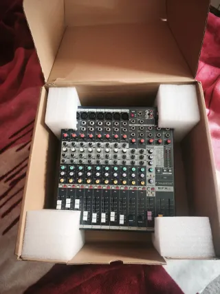 Soundcraft EFX8 a extrenar regalo maleta y MTEST1.